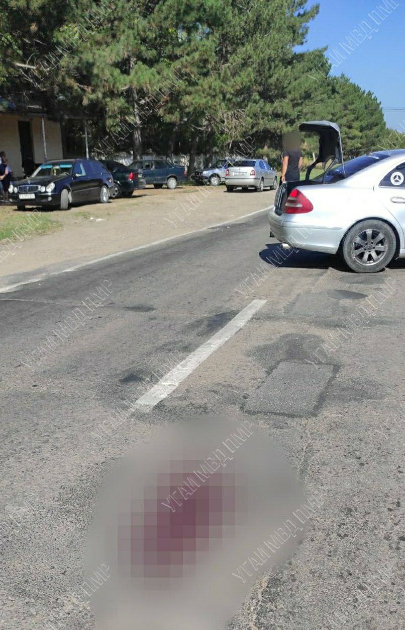 Traversarea neregulamentară a străzii i-a luat viața unui bărbat: cu pepenele verde în brațe, cumpărat de pe marginea drumului, a fost lovit de o mașină
