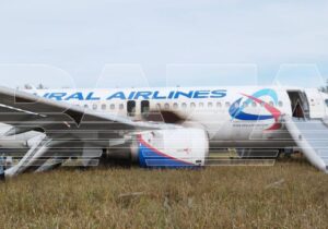 (ФОТО, ВИДЕО) В России пассажирский самолет экстренно приземлился в поле
