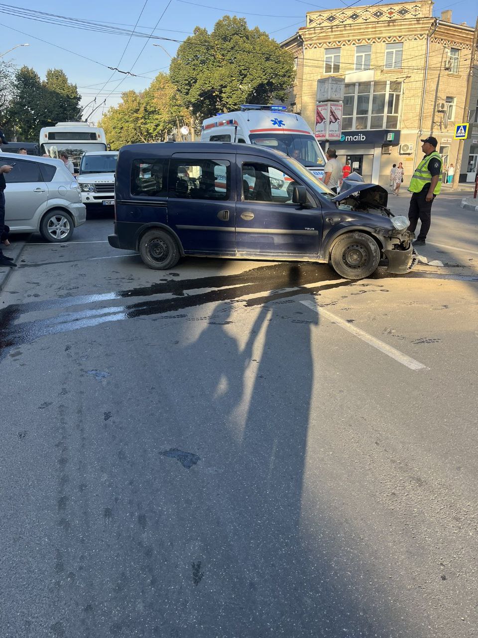 FOTO/VIDEO Accident grav la Bălți: Un autobuz care transporta 10 muncitori s-a ciocnit cu o mașină