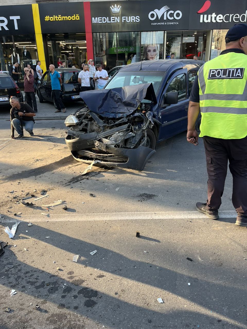 FOTO/VIDEO Accident grav la Bălți: Un autobuz care transporta 10 muncitori s-a ciocnit cu o mașină