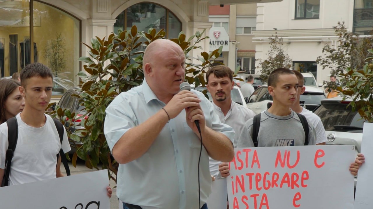 VIDEO „Jos ocupația europeană“. Ex-socialistul Nesterovschi, care a aderat la „Renaștere”, a rupt drapelul UE