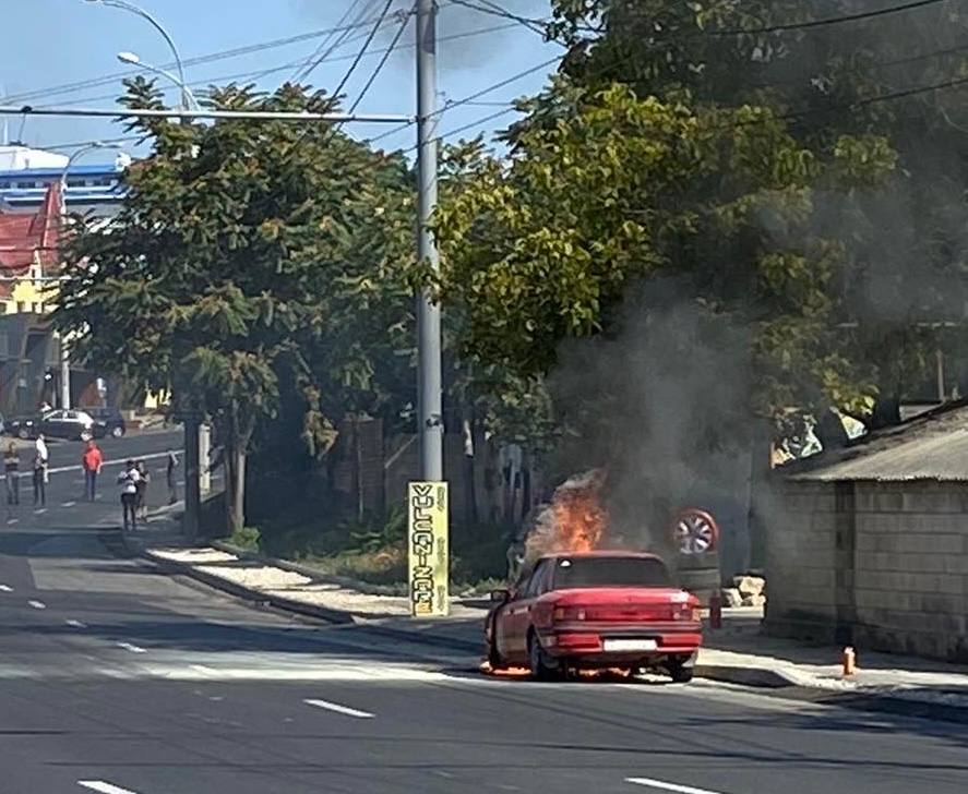 В Кишиневе загорелся автомобиль. Из-за угрозы взрыва полиция перекрыла дорогу