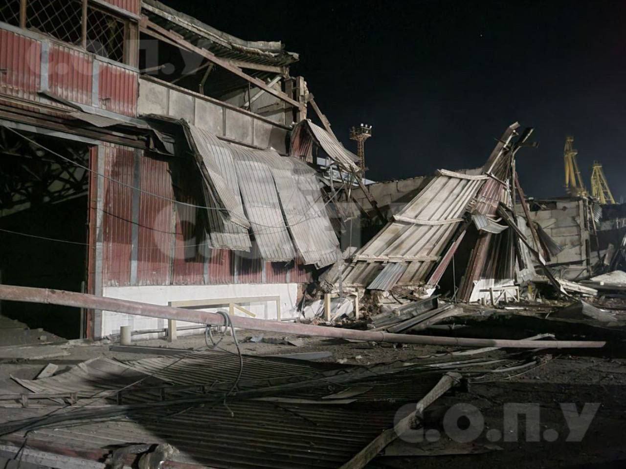(ФОТО) Одесскую область атаковали дронами. Портовая инфраструктура получила повреждения, пострадал один человек