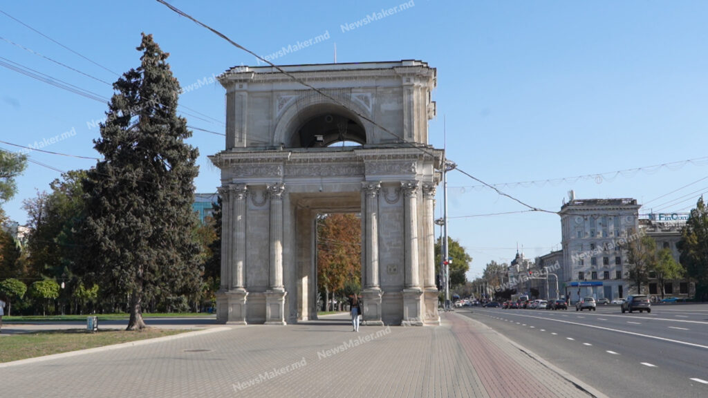 (FOTO) Chișinăul ar putea rămâne fără Arcul de Triumf. Cine se face responsabil de distrugerea simbolului Capitalei?