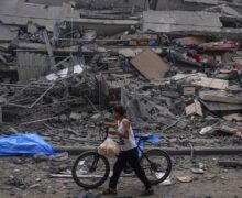 Израиль бомбит туннели ХАМАС в Газе. Более 338 тыс. человек покинули свои дома