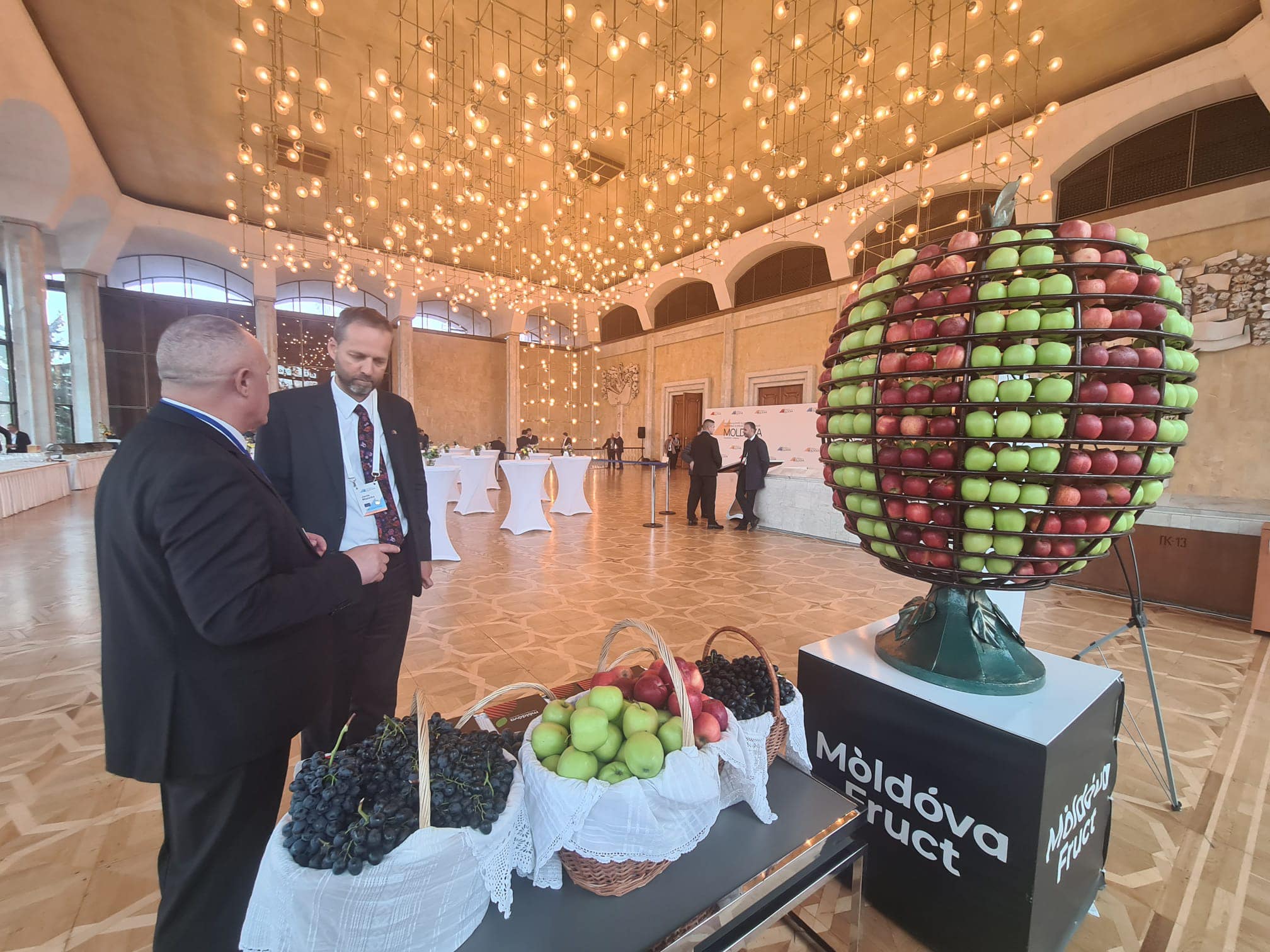 FOTO Dulciuri și fructe moldovenești pentru oficialii europeni reuniți la Chișinău. Cum au fost surprinși