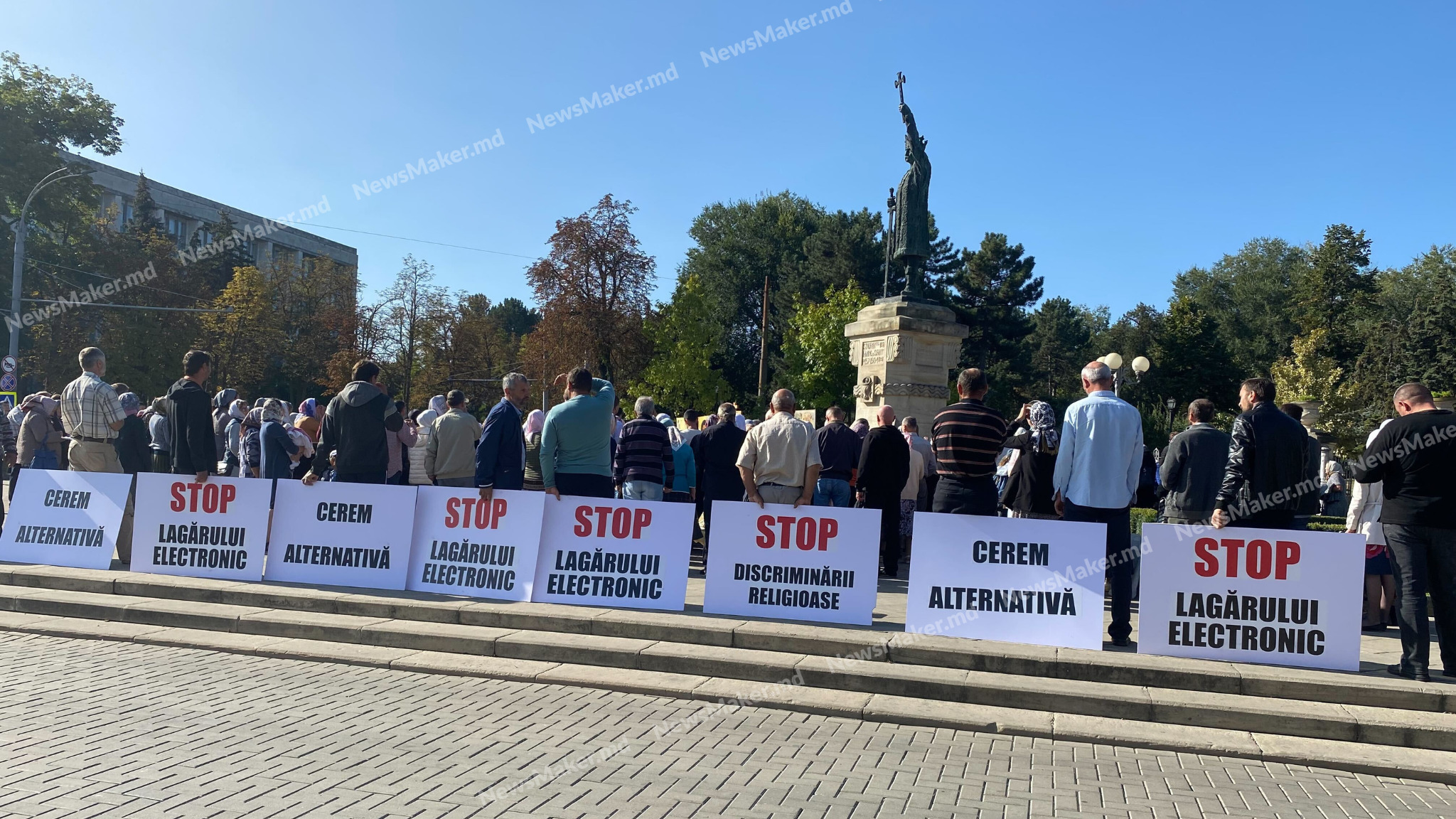 FOTO/VIDEO Protest cu icoane și rugăciuni la Chișinău: preoți și enoriași au cerut excluderea codului de identitate, din 13 cifre, din buletine