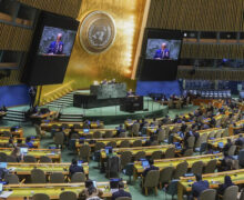 Генассамблея ООН приняла резолюцию с призывом к гуманитарному перемирию. Израиль назвал ее позором