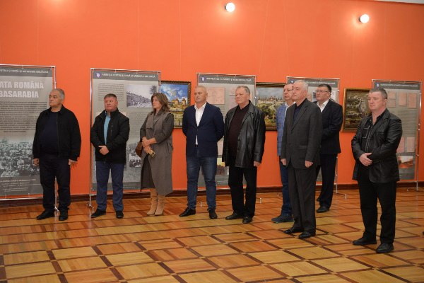 (ФОТО) Министр обороны на выставке «Румынская армия и Бессарабия»: «Сотрудничество в области военных архивов важно для Национальной армии»