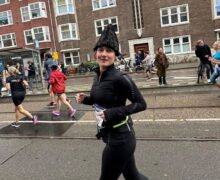 (ФОТО) Девушка из Молдовы пробежала в кушме полумарафон в Амстердаме
