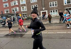 (ФОТО) Девушка из Молдовы пробежала в кушме полумарафон в Амстердаме