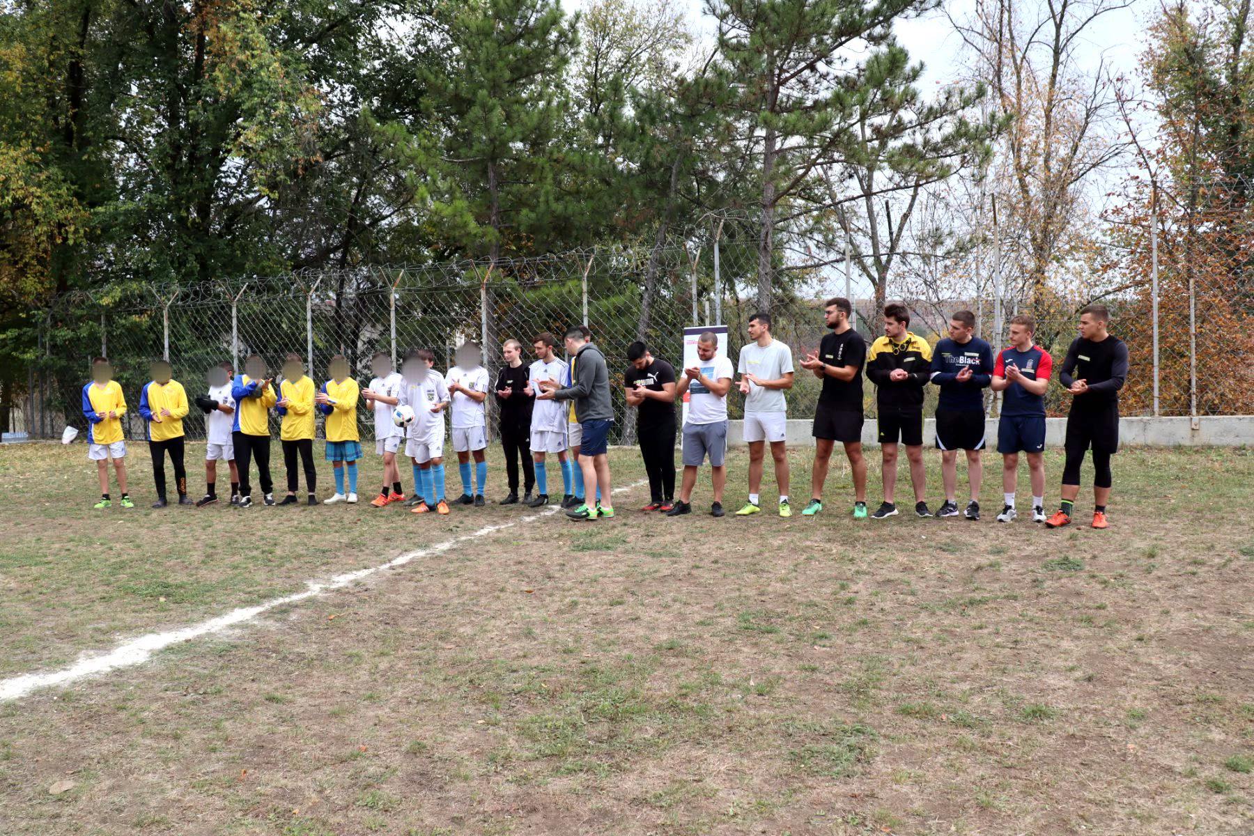 FOTO Fotbal în penitenciar: minorii deținuți și viitorii polițiști au jucat un meci amical