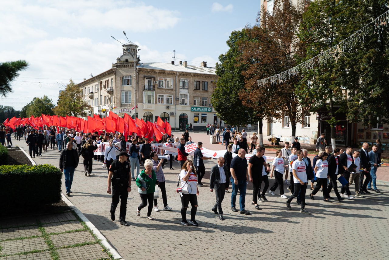(ФОТО) «Возрождение» на митинге выдвинула Нестеровского кандидатом в мэры Бельц. Хотя он находится под арестом