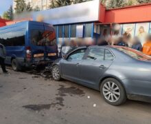 (ВИДЕО) В Сороках столкнулись легковой автомобиль и микроавтобус. Пострадал один пассажир