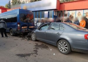 (ВИДЕО) В Сороках столкнулись легковой автомобиль и микроавтобус. Пострадал один пассажир