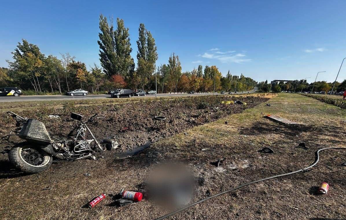 FOTO Chișinău: un motociclist și pasagerul său au decedat, după ce s-au ciocnit cu o mașină a INSP