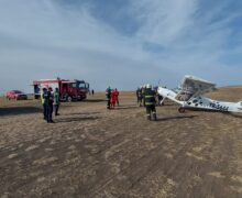 (ФОТО) На аэродром в Хорештах вызвали пожарных и спасателей. Легкий самолет совершил аварийную посадку