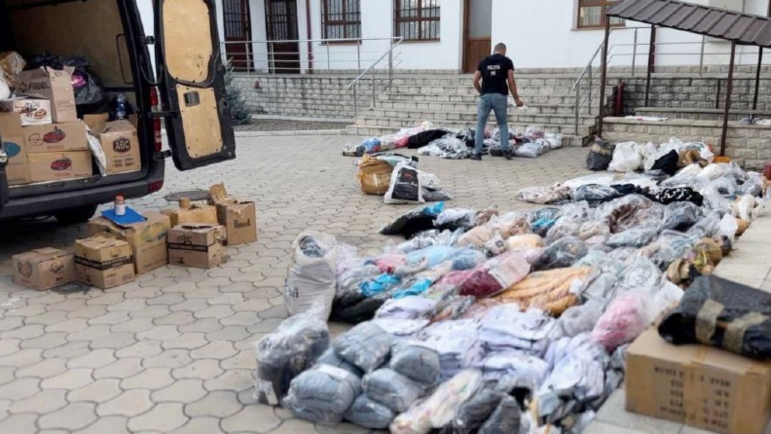VIDEO Oamenii legii au destructurat o grupare care aducea ilegal în Moldova mărfuri de lux din Turcia. Articole de 500 mii de lei - confiscate