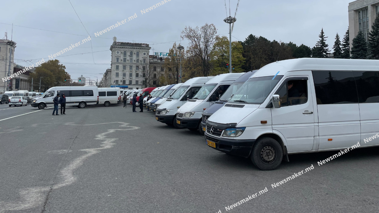 VIDEO Microbuze, parcate în PMAN. Transportatorii protestează din nou, în centrul capitalei