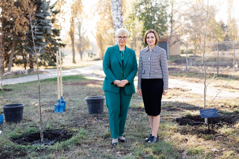 (ФОТО) Майя Санду вместе с президентом Словении посадили деревья в Ботаническом саду Кишинева