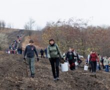(ВИДЕО) В Яловенском районе посадили 18 тыс. деревьев. В акции участвовали Санду, Мажейкс и ученики местного лицея