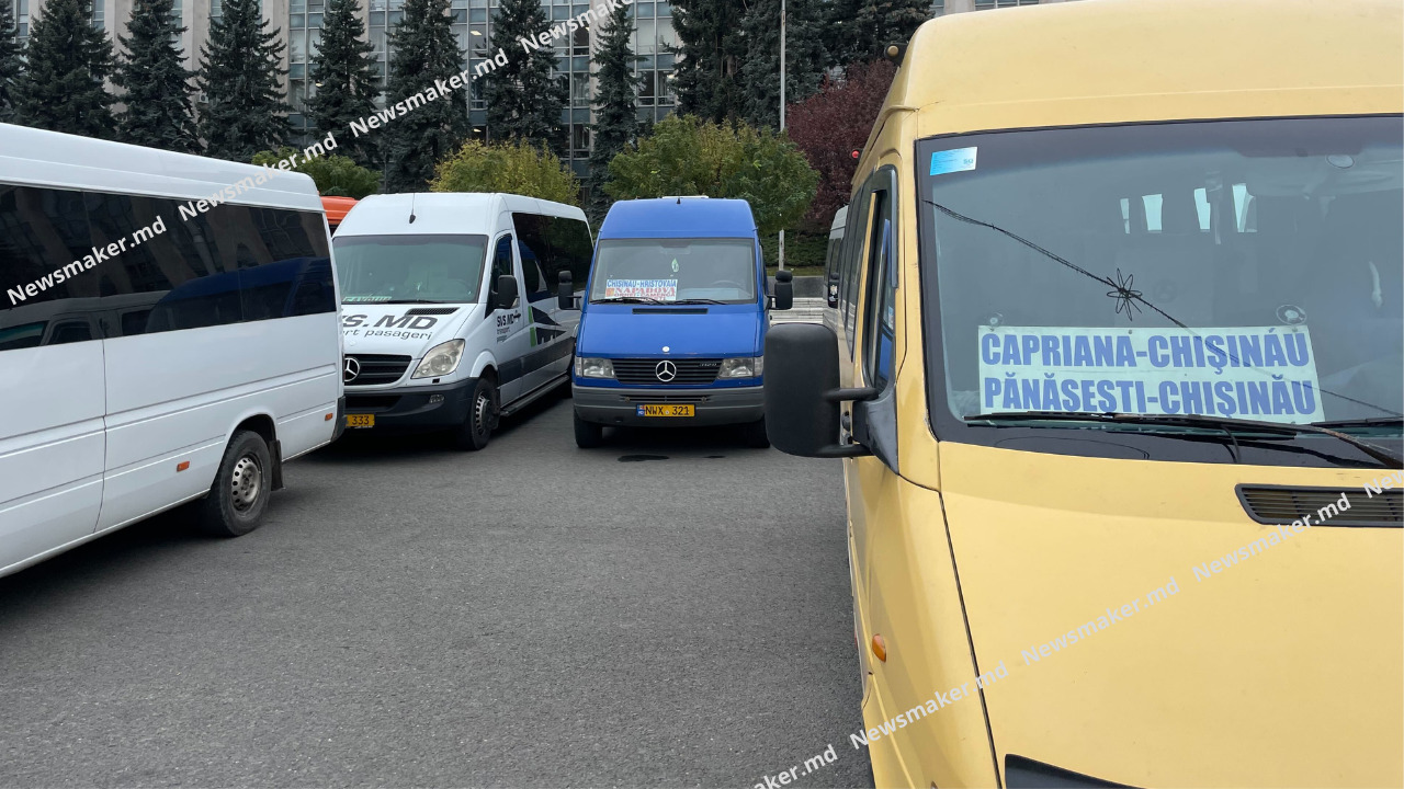 VIDEO Microbuze, parcate în PMAN. Transportatorii protestează din nou, în centrul capitalei