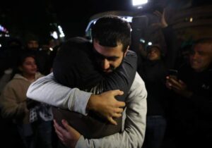 Израиль и ХАМАС продлили временное перемирие на один день. Боевики все еще удерживают не менее 15 женщин и детей