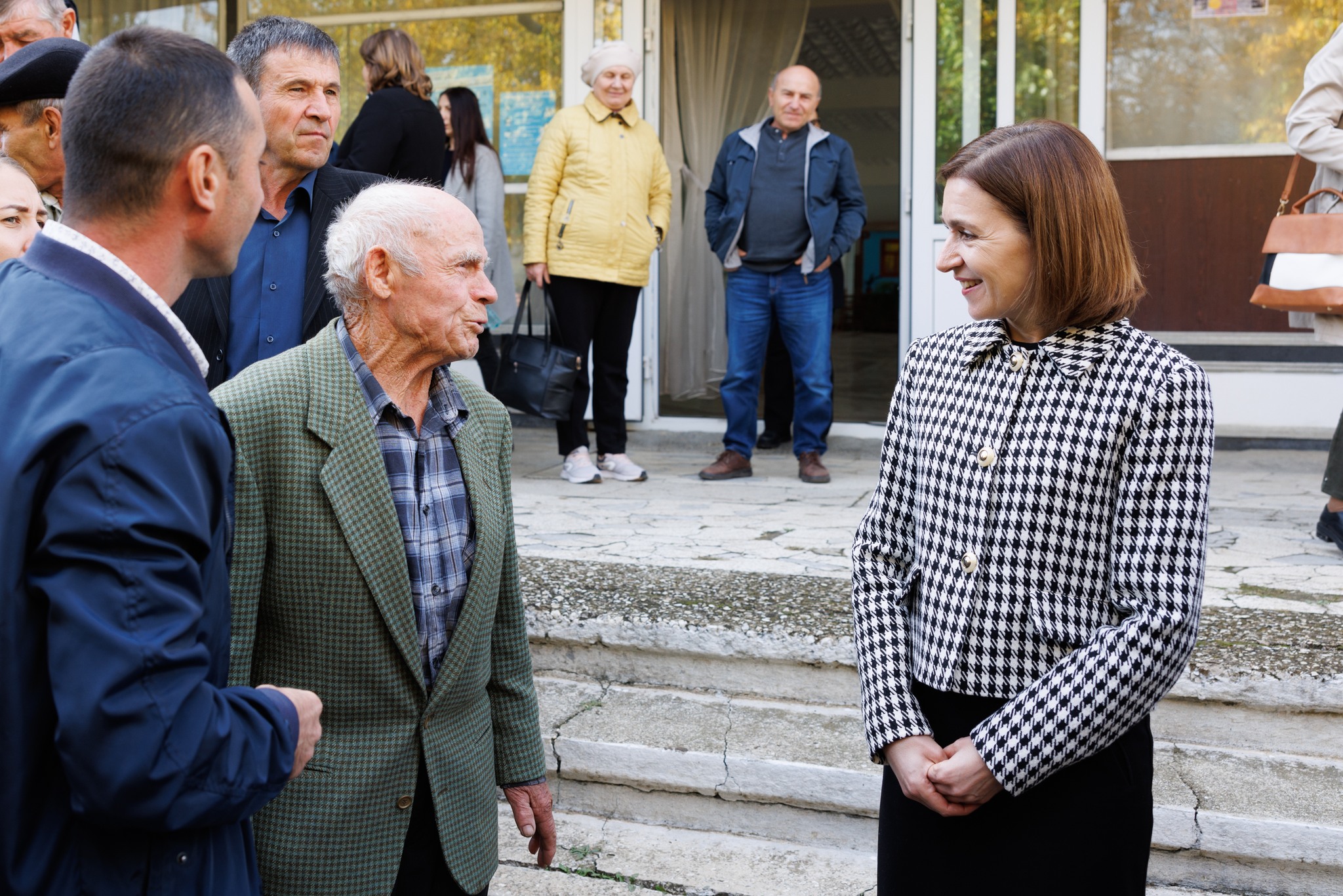 Maia Sandu s-a întâlnit cu localnicii din Vărzărești și Nisporeni: I-am îndemnat să iasă la vot pentru că de rezultatul alegerilor depinde cum vor arăta satele și orașele