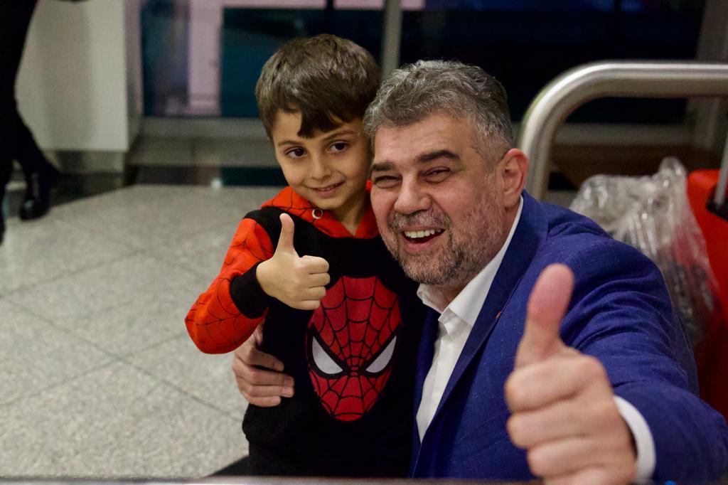 FOTO Moldovenii evacuați din Gaza au ajuns în România. În avionul care i-a adus pe români și moldoveni s-a aflat și premierul de la București