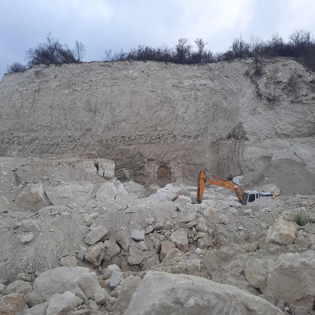 (ФОТО, ВИДЕО) В Окницком районе обнаружили каменный свод. Археологи выясняют его предназначение