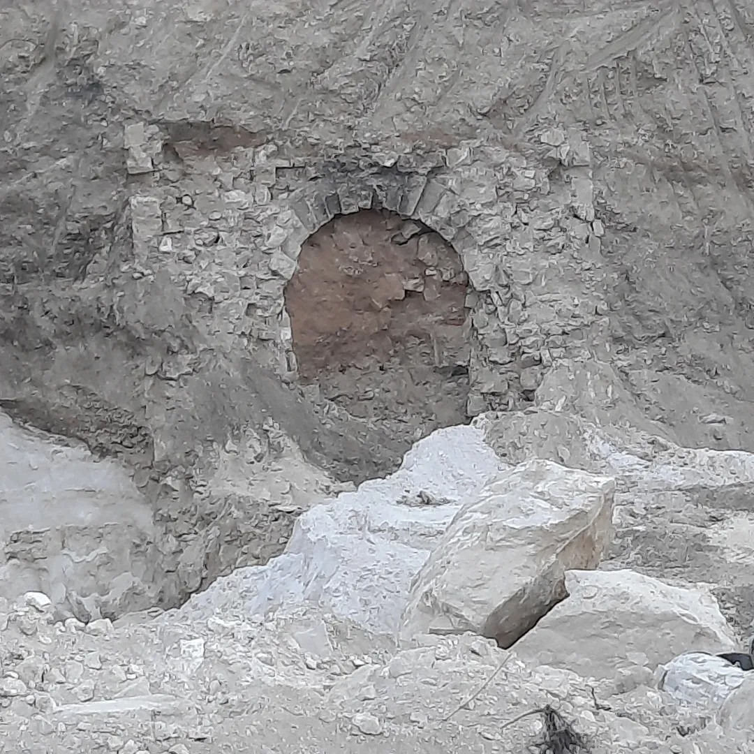 FOTO/VIDEO „O ușă ascunsă“, descoperită într-o carieră la Ocnița. Arheolog: este o structură de piatră din perioada modernă sau contemporană