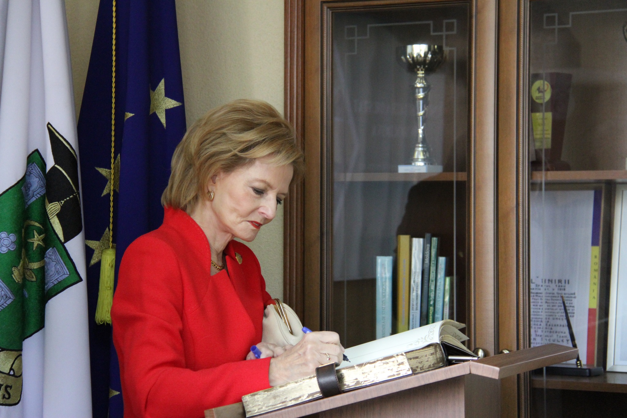 (ФОТО) Румынская принцесса Маргарета подарила Госуниверситету Молдовы книги