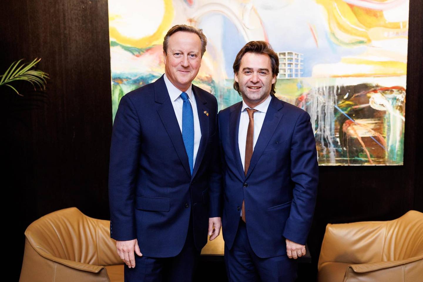 Ministrul de Externe de la Londra David Cameron a ajuns la Chișinău într-o vizită surpriză. Întâlniri cu Maia Sandu și Nicu Popescu