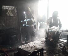 (ФОТО) В Кишиневе произошел пожар в жилом доме. На место прибыли 5 пожарных машин