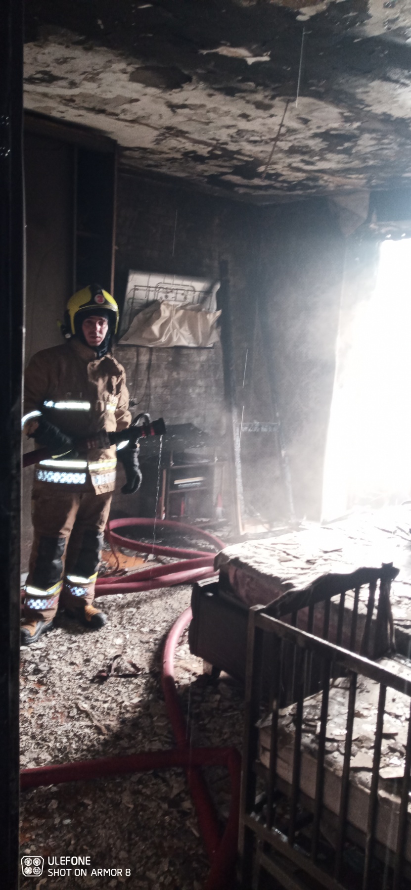 (ФОТО) В Кишиневе произошел пожар в жилом доме. На место прибыли 5 пожарных машин