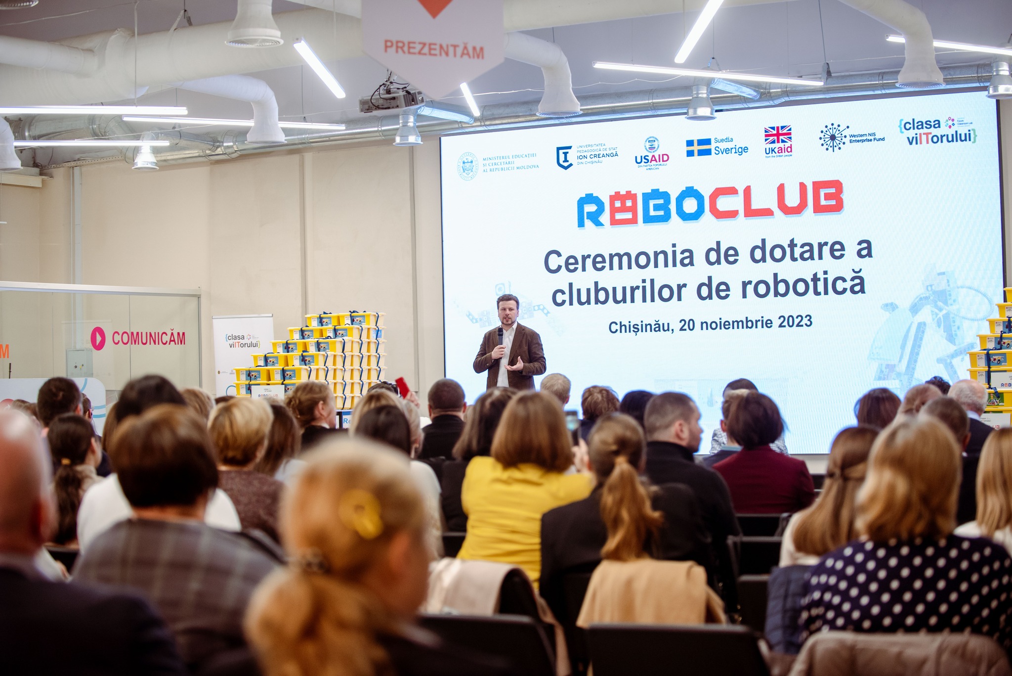 (ФОТО) В Молдове 110 образовательных учреждений получили комплекты роботов