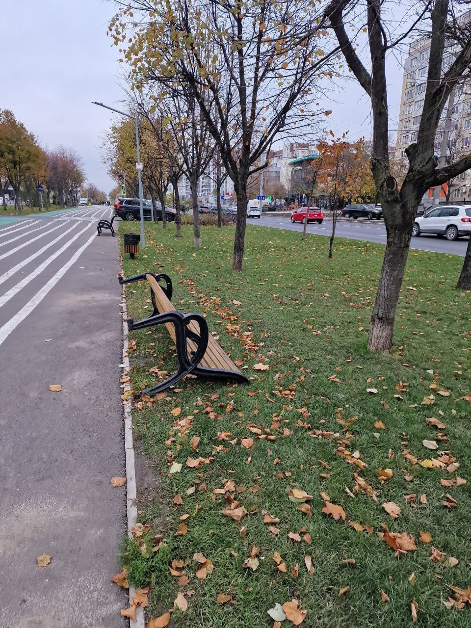 FOTO Mai multe bănci din Chișinău au fost vandalizate. Ion Ceban: „La fața locului este așteptată Poliția”