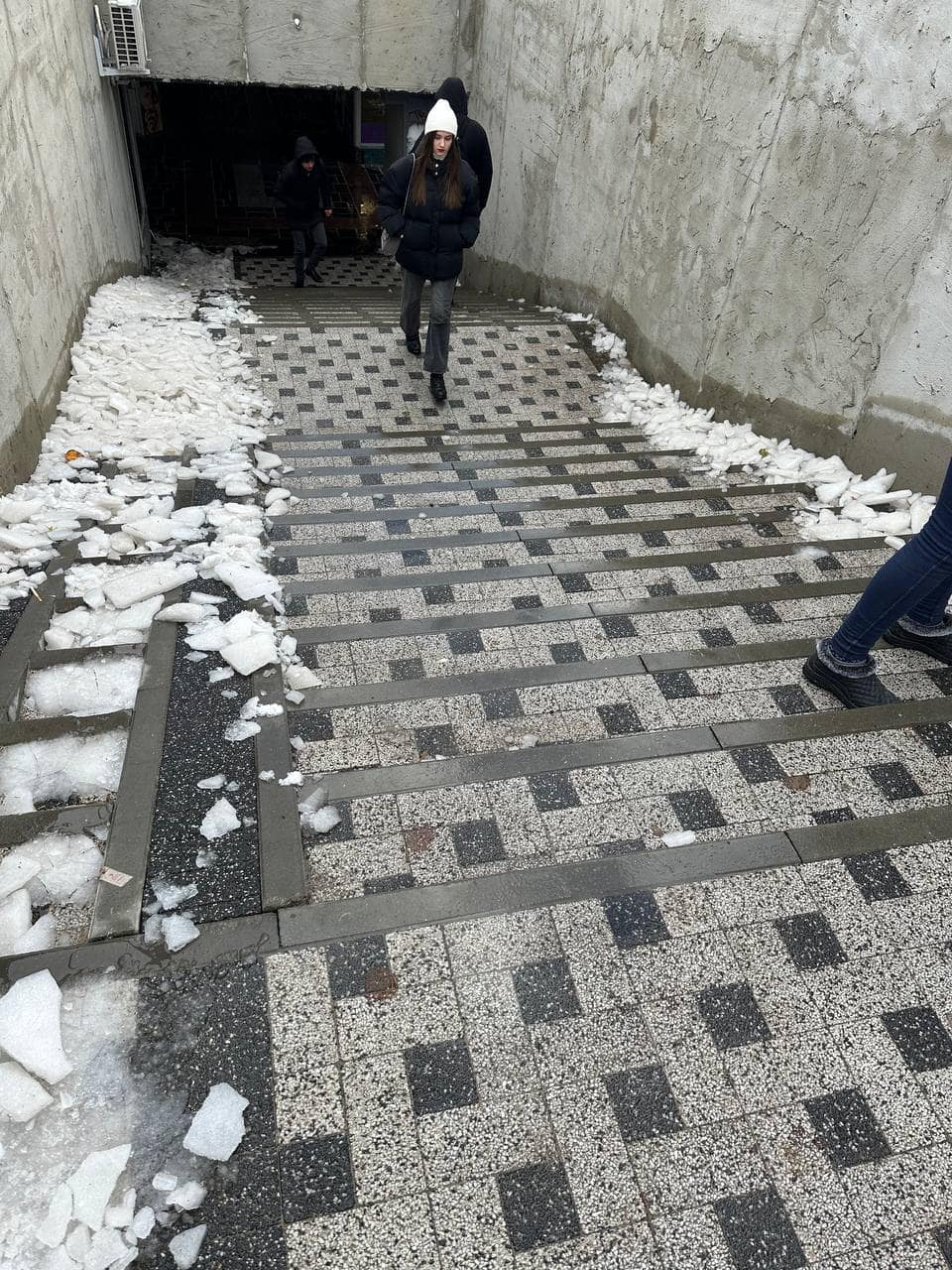 Imagini virale cu oameni care încearcă să coboare pe scări cu gheață, în capitală. Primăria Chișinău reacționează: „V-ați învățat să criticați doar”
