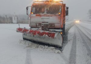 (UPD) Двух человек обнаружили мертвыми в застрявшем в снегу автомобиле в Каушанском районе