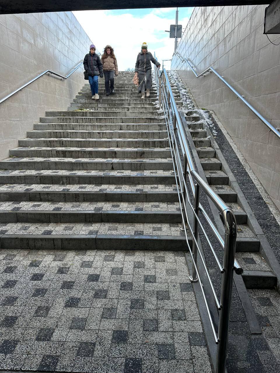 Imagini virale cu oameni care încearcă să coboare pe scări cu gheață, în capitală. Primăria Chișinău reacționează: „V-ați învățat să criticați doar”