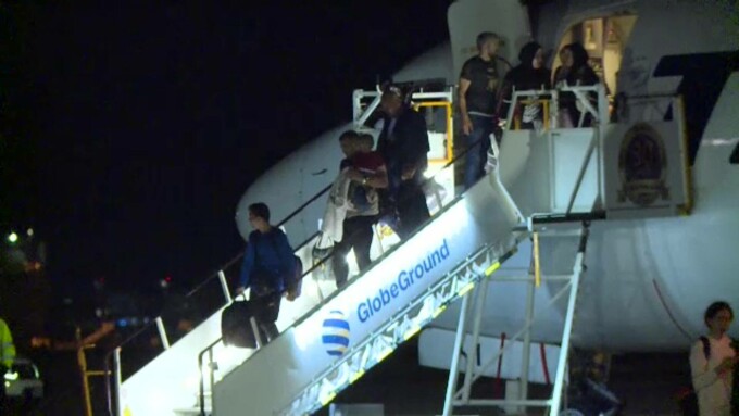 FOTO Moldovenii evacuați din Gaza au ajuns în România. În avionul care i-a adus pe români și moldoveni s-a aflat și premierul de la București
