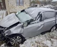 (ВИДЕО) Водитель из Молдовы попала в аварию в Яссах. Ее автомобиль чуть не врезался в колонки на заправке