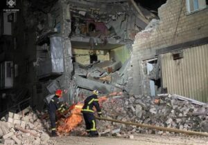 (ФОТО) В Украине ракета попала в жилой дом, разрушив целый подъезд