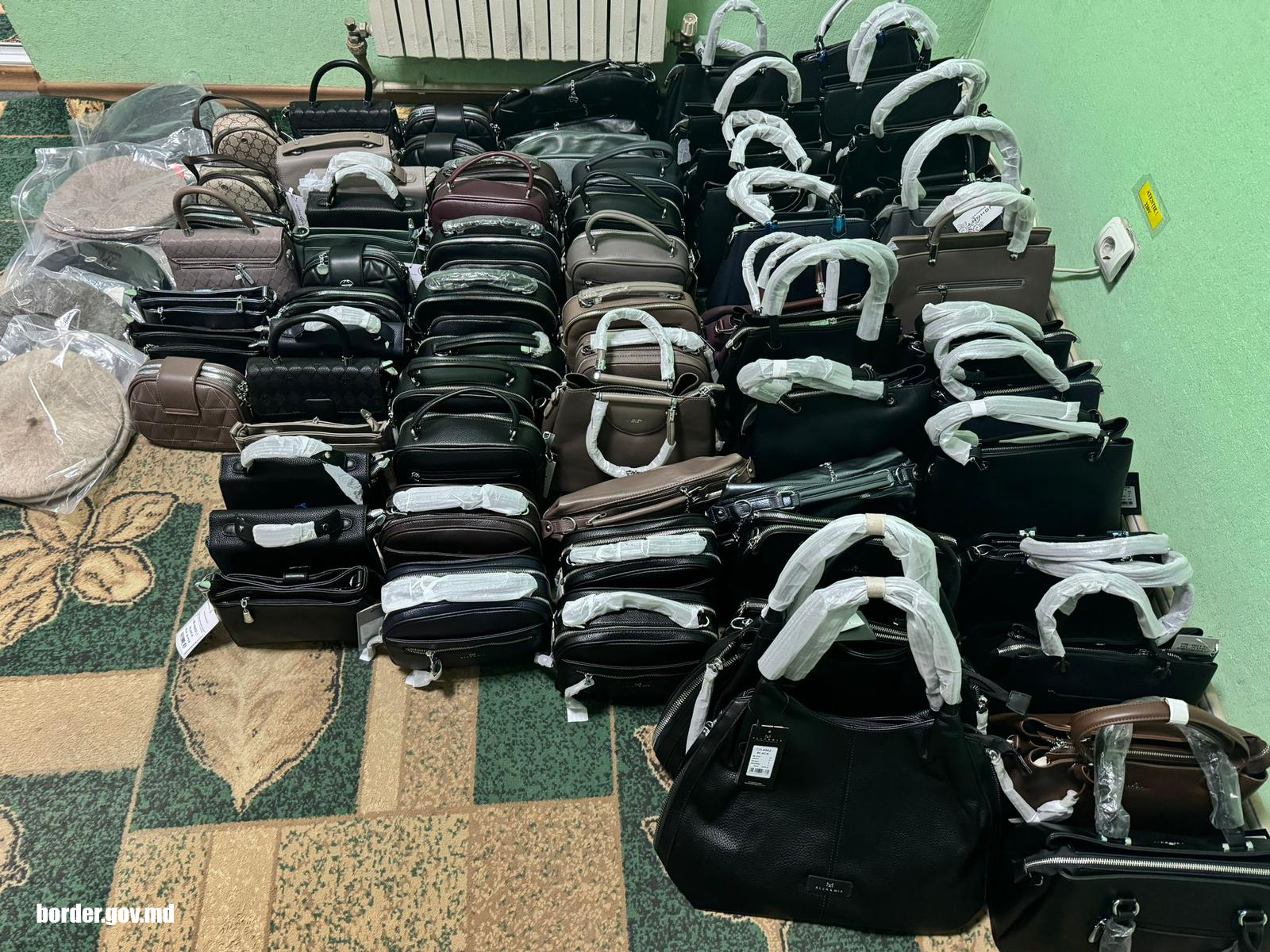 VIDEO Genți și haine de contrabandă, găsite în mașina primarului de Vulcănești. Reacția alesului local