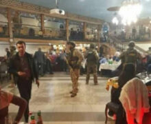 (ВИДЕО) В России мигрантам вручили повестки в военкомат во время застолья в ресторане