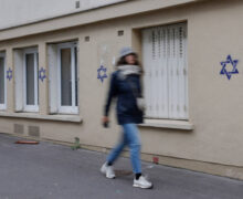 В Париже задержали пару из Молдовы. Они нарисовали звезду Давида на фасаде здания