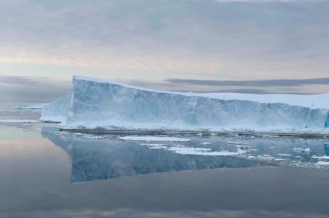 (ФОТО) Крупнейший в мире айсберг может скоро растаять
