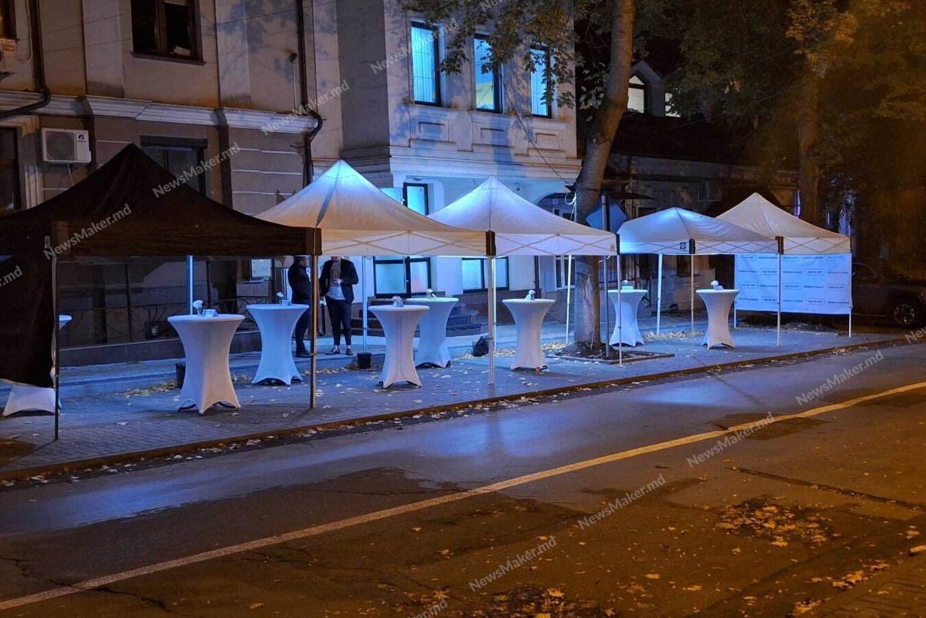 FOTO „E sărbătoare, să răsune muzica”. Explicația PAS, după ce în fața sediului din capitală au fost instalate mese și umbrele