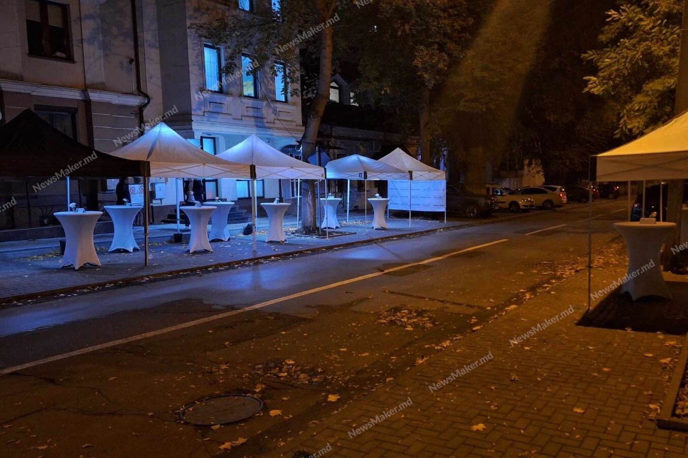 FOTO „E sărbătoare, să răsune muzica”. Explicația PAS, după ce în fața sediului din capitală au fost instalate mese și umbrele
