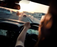 Mașinile cu volanul pe dreapta vor circula și noaptea în Moldova: MAI are o lună ca să adopte regulamentul